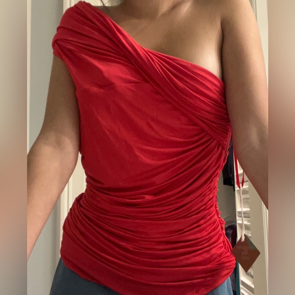 Adorable red off the shoulder top - Picture 3 of 4